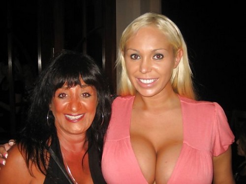 sexe femme nue mâture gros plan clito